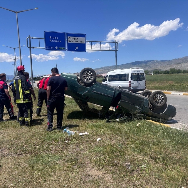 Erzincan'da takla atan otomobilde 2 kişi yaralandı