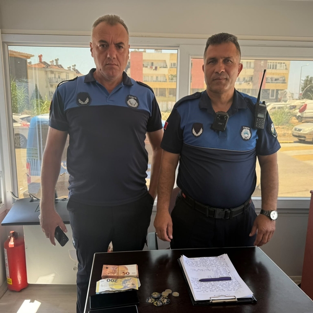Pazarda sahte döviz ve altınlarla alışveriş yapmaya çalıştı, esnaf ve zabıt...
