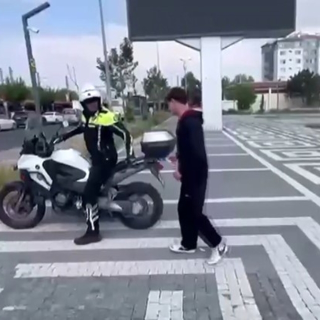 LGS sınavına geç kalan öğrencilerin imdadına polis ekipleri yetişti