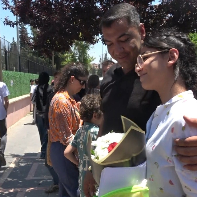 Kilis'te LGS heyecanı: 2 bin 186 öğrenci ter döktü
Sınav çıkışında kızını ç...