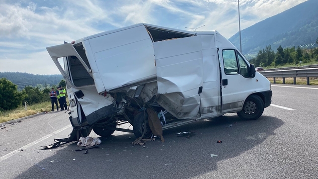 Minibüs ile hafif ticari araç çarpıştı: 5 yaralı