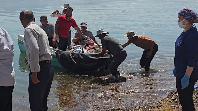 Siirt'te bahçede fenalaşan hasta, tekneyle ambulansa ulaştırıldı