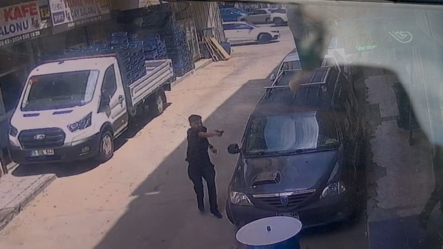 Yan bakma yüzünden silahla böyle vurdu...
Bursa'da 'yan bakma' kavgası ertesi gün silahlı saldırıya dönüştü: 2 yaralı