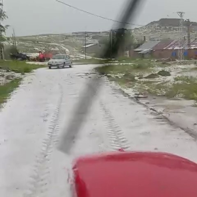 Sivas'ta kuvvetli dolu yağışı beraberinde sele neden oldu