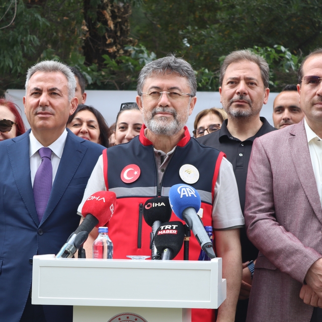 Bakan Yumaklı, İzmir'de Biyoteknik Mücadele Araştırma Merkezi'nin açılışını...