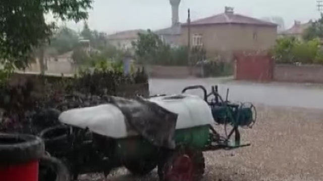 Niğde'de dolu yağışı etkili oldu