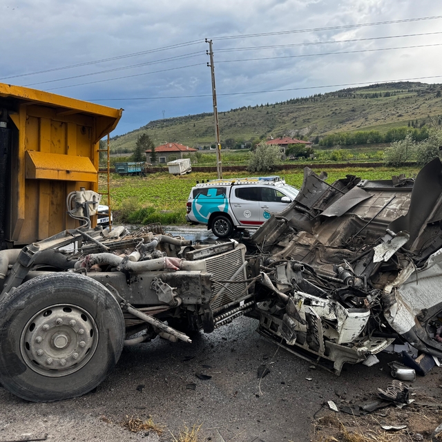 Kayseri'de hafriyat kamyonu ile lokomotif çarpıştı: 2 yaralı