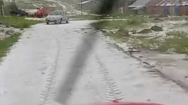 Sivas'ta kuvvetli dolu yağışı beraberinde sele neden oldu