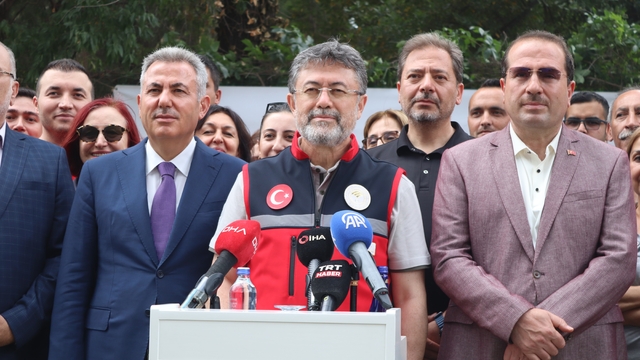 Bakan Yumaklı, İzmir'de Biyoteknik Mücadele Araştırma Merkezi'nin açılışını yaptı
Bakan Yumaklı: "Merkez, tam kapasite ile yılda yaklaşık 10 milyon kısır böcek üretebilecek"