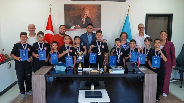 Türkiye üçüncüsü halk oyunları ekibinden Başkan Acar'a ziyaret