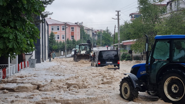 Afyon'da dolu yağışı; yollar kapandı, bahçeler zarar gördü