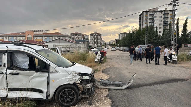 İki hafif ticari araç çarpıştı: 2 yaralı