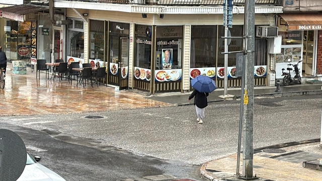 Düzce'de bunaltan sıcakların ardından yağan yağmur serinletti