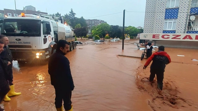 Kırşehir'de sağanak yağış sele dönüştü