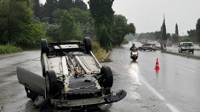 Söke Kuşadası yolu üzerinde otomobil takla attı
Sürücü, kazayı yara almadan atlattı