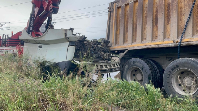 Kayseri'de lokomotif, kamyona çarptı: 2 yaralı
