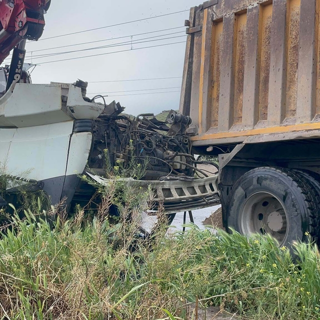 Kayseri'de lokomotif, kamyona çarptı: 2 yaralı