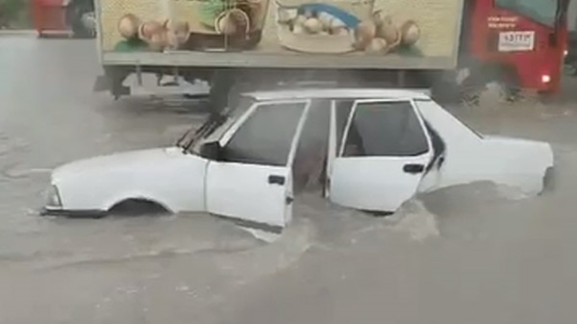 Denizli'de sağanak ve dolu yağışı, su baskınlarına neden oldu