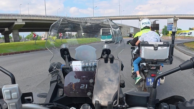 Sınava gireceği okulu karıştıran öğrenciyi motosikletli polisler yetiştirdi