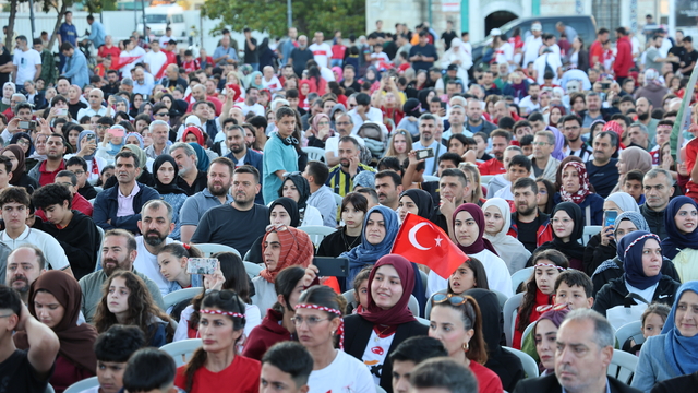 İzmir'de milli maç heyecanı