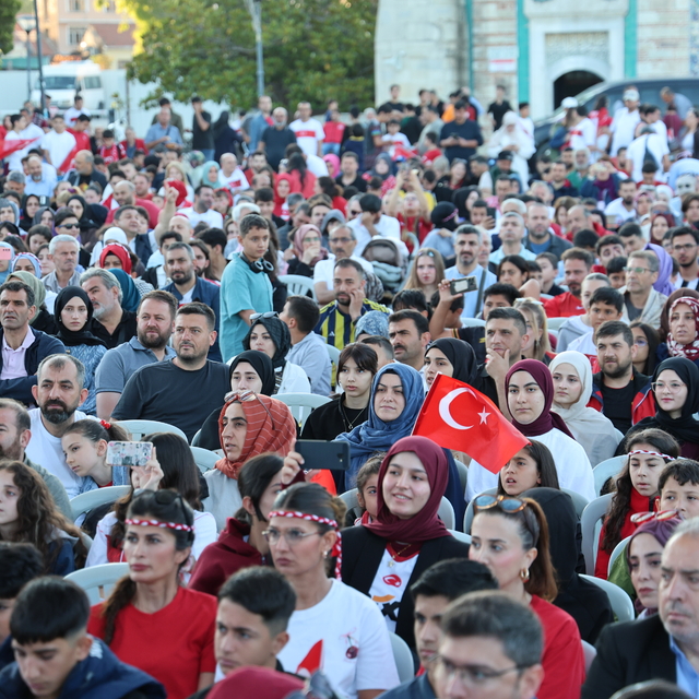 İzmir'de milli maç heyecanı