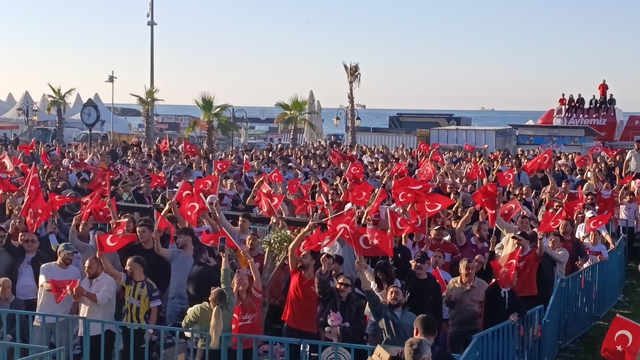Tekirdağ'da milli coşku: Taraftarlar sahili doldurdu