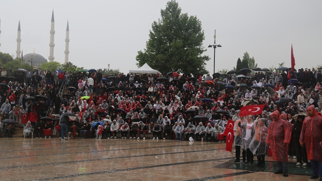 Yağmur dinlemediler, milli takım için meydana koştular