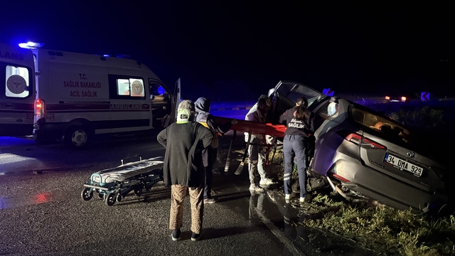 D100'de otomobil refüje çarptı: 2 yaralı