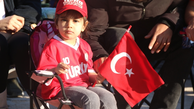 Eskişehirliler 24 yıl sonra millilerin Dünya Kupası coşkusunu sabahın erken saatlerinde yaşadı
A Milli Takım'ın tarihi heyecanı için sabahın erken saatlerinde parkı doldurdular