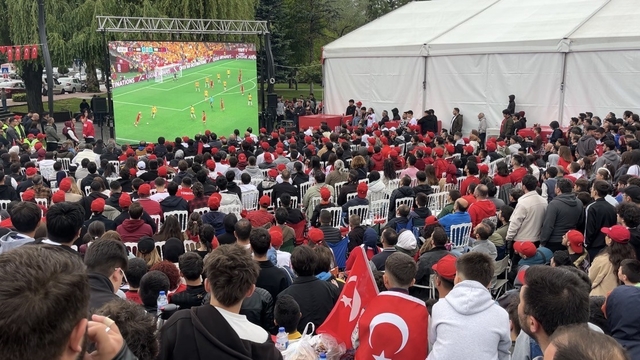 Bolu'da 'Dünya Kupası' coşkusu sokağa taştı: Anıtpark'ta tarihi heyecan