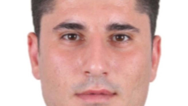 Şehit polis memurunun babaevine Türk bayrağı asıldı