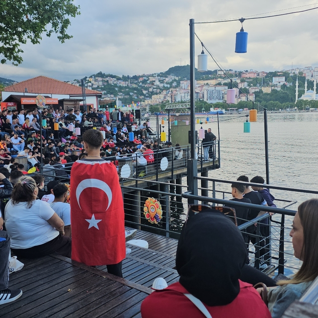 Milli maçı, deniz kenarına kurulan 'dev' ekrandan izlediler