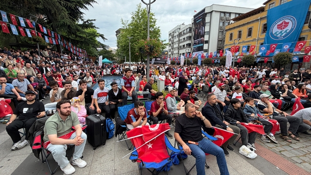 Trabzon'da milli maç heyecanı yerine hüzne bıraktı
Ellerinde bayraklar ile alanı dolduran Trabzonlular yenilen gollerden sonra büyük üzüntü yaşadı