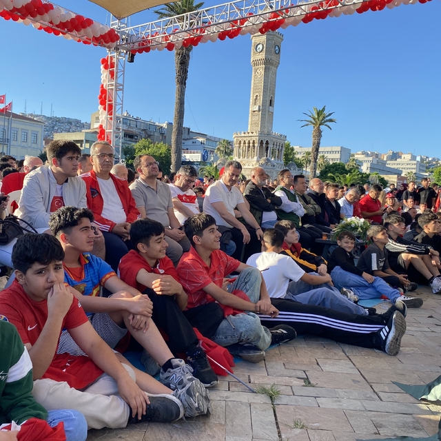 İzmir'de milli heyecan meydanlara taştı: Dev ekranda Dünya Kupası coşkusu