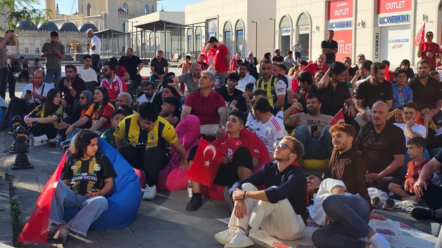 Şanlıurfa'da vatandaşlar milli takım maçını dev ekrandan izledi