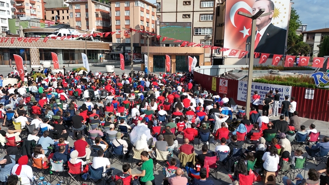 Rize'de dev ekranda milli maç heyecanı