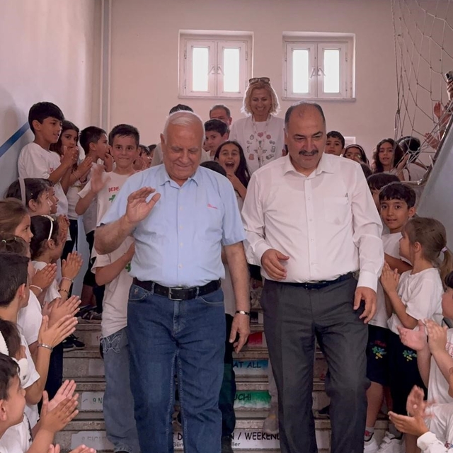 Osmaniye'de 44 yıllık öğretmen çiçekler ve meşalelerle emekliliğe uğurlandı
