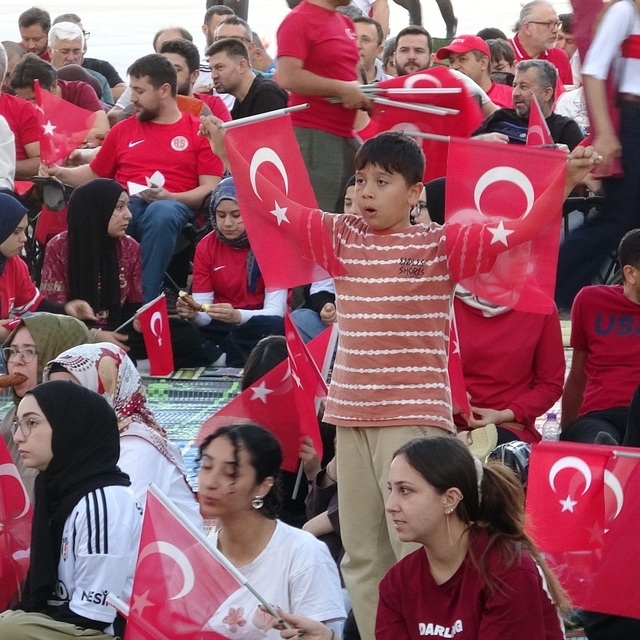 Milli maç heyecanını İHL bahçesinde dev ekranda izlediler