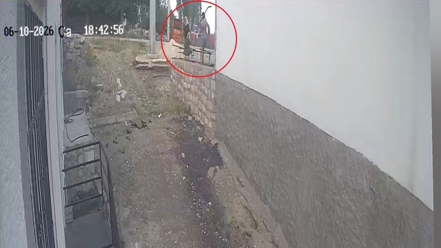 Engelli kızı için rampa isteyen kadına komşunun kürekli saldırısı kamerada; şüpheli tutuklandı