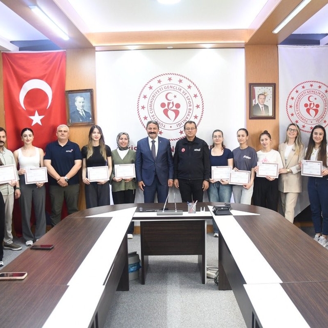 AFAD gönüllüsü öğrenciler ilk yardım belgelerini aldı
Eskişehir'de AFAD gön...