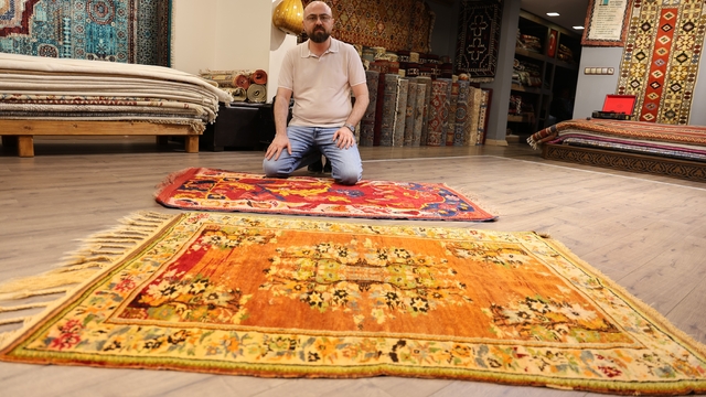 O kadar kıymetli ki, yere serilmiyor
Çelik kasada saklanan 2 asırlık halılar, özel ziyaretçisi geldiğinde çıkarılıyor