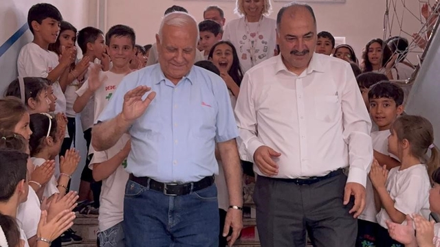 Osmaniye'de 44 yıllık öğretmen çiçekler ve meşalelerle emekliliğe uğurlandı