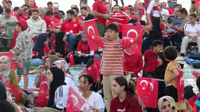 Milli maç heyecanını İHL bahçesinde dev ekranda izlediler