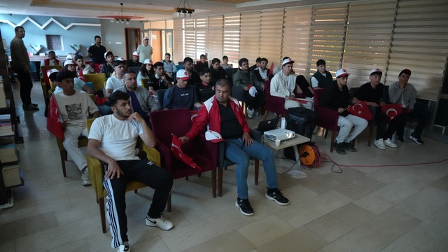 Muş'ta Türkiye-Avustralya maçı dev ekranda izlendi