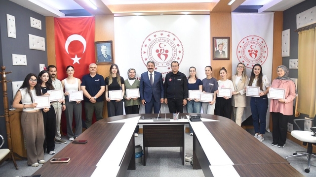 AFAD gönüllüsü öğrenciler ilk yardım belgelerini aldı
Eskişehir'de AFAD gönüllüsü gençler 'ilk yardımcı' oldu