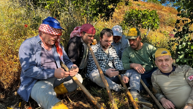 Tarlada mesaiye milli maç arası
Aydın'da milli maç heyecanı tarla ve bahçelere taştı