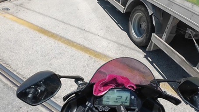 Önüne kıran kamyona çarpmaktan son anda kurtuldu