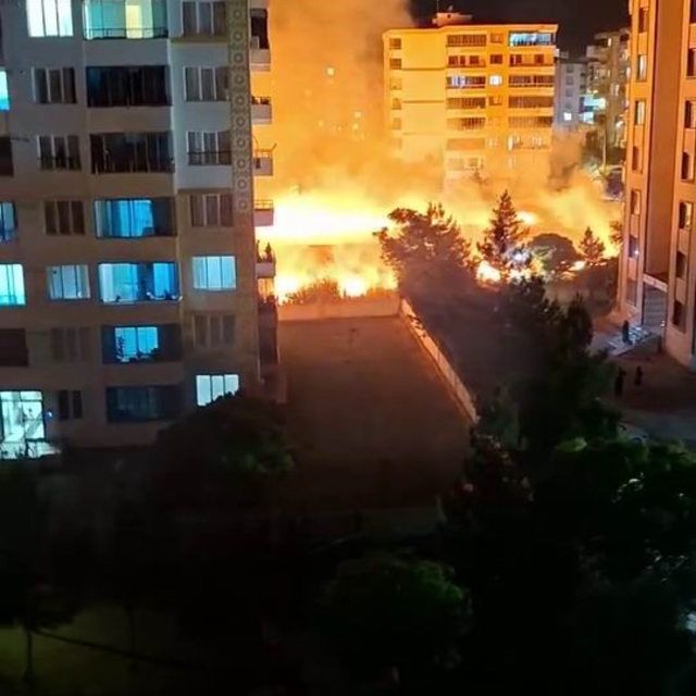 Diyarbakır'da korkutan yangın: Geceyi gündüze çeviren alevler apartmanlara...