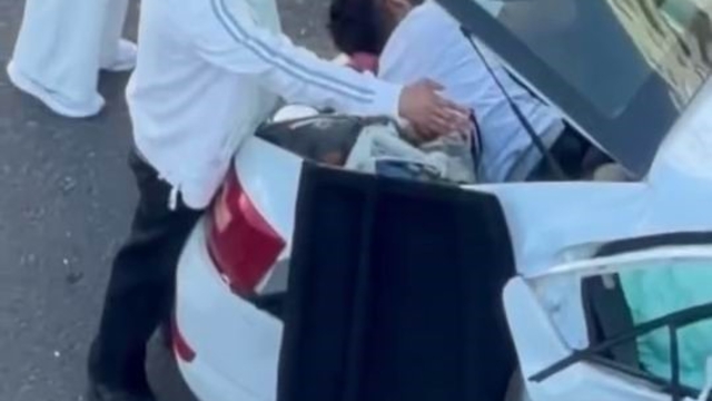 Diyarbakır'da kazada yaralılar otomobilin içinde sıkıştı