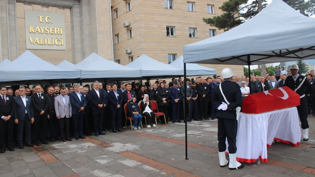 Hayatını kaybeden Vali Yardımcısı Esmer için tören düzenlendi
Vali Gökmen Çiçek:
"Hem meslektaşımı hem de bir ağabeyimi uğurlamanın hüznünü yaşıyorum"